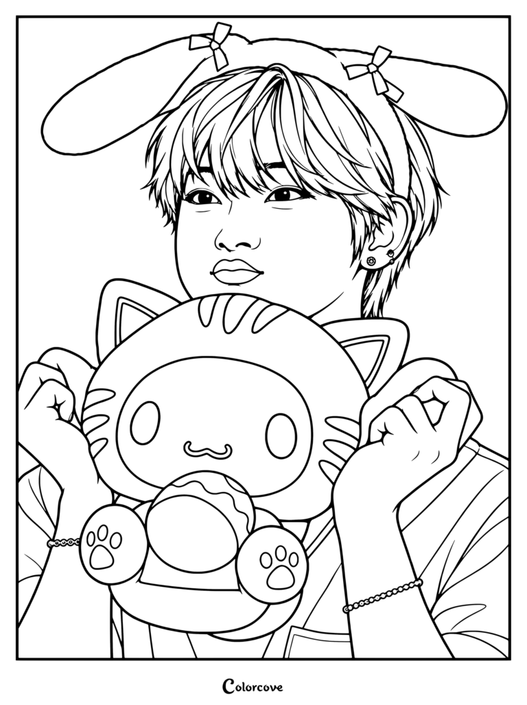 Una página para colorear de ENHYPEN para imprimir con Sunoo vistiendo una diadema de Cinnamoroll con lazos mientras sostiene un peluche de Sanrio Cinnamoroll disfrazado de gato tigre Kotoraneko.